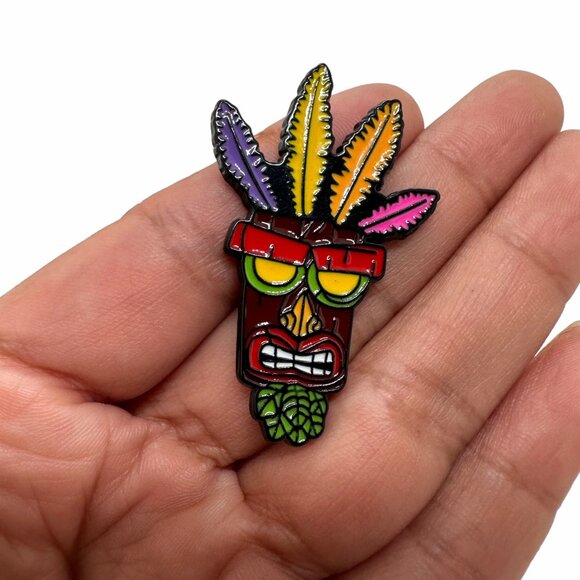 🤩Crash Bandicoot Aku Aku Mask Pin Brooch Gamer Gaming Cartoon Anime TV Show🤩 - Picture 2 of 6